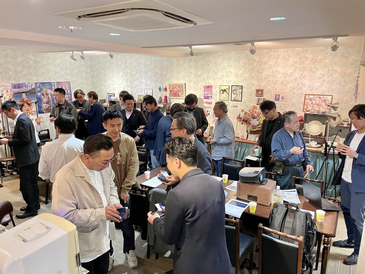 過去の交流会の様子。会場のあちこちで名刺交換と歓談が生まれている