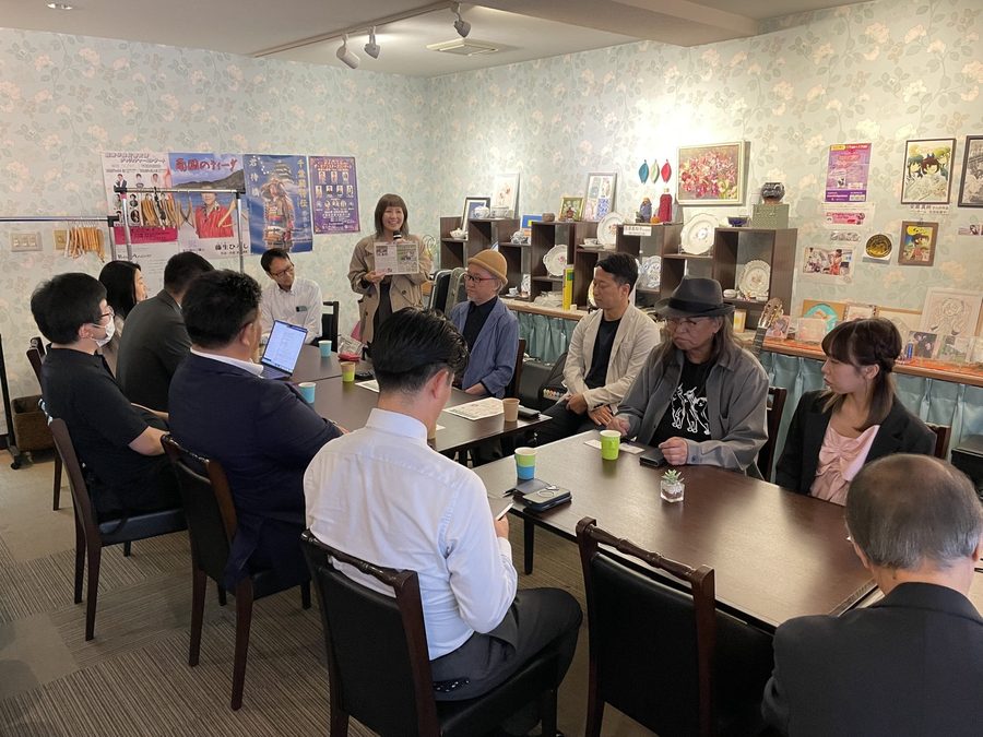 過去の交流会の様子。テーブルを囲み、全員の顔が見える距離感で対話している